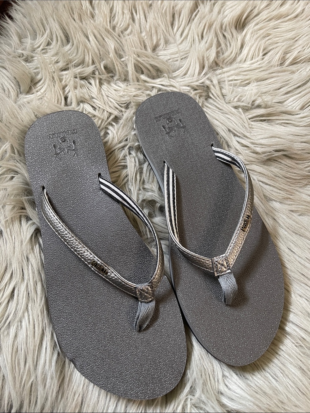Kuailu Metallic Gray Flip-Flop Sandals - Sleek Everyday Thongs